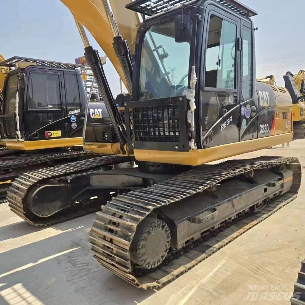 CAT 323 D 대형 굴삭기 29톤 이상