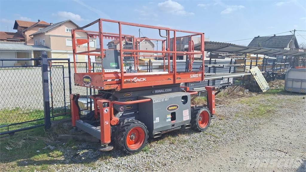 SkyJack SJ6832RTE 가위형 리프트