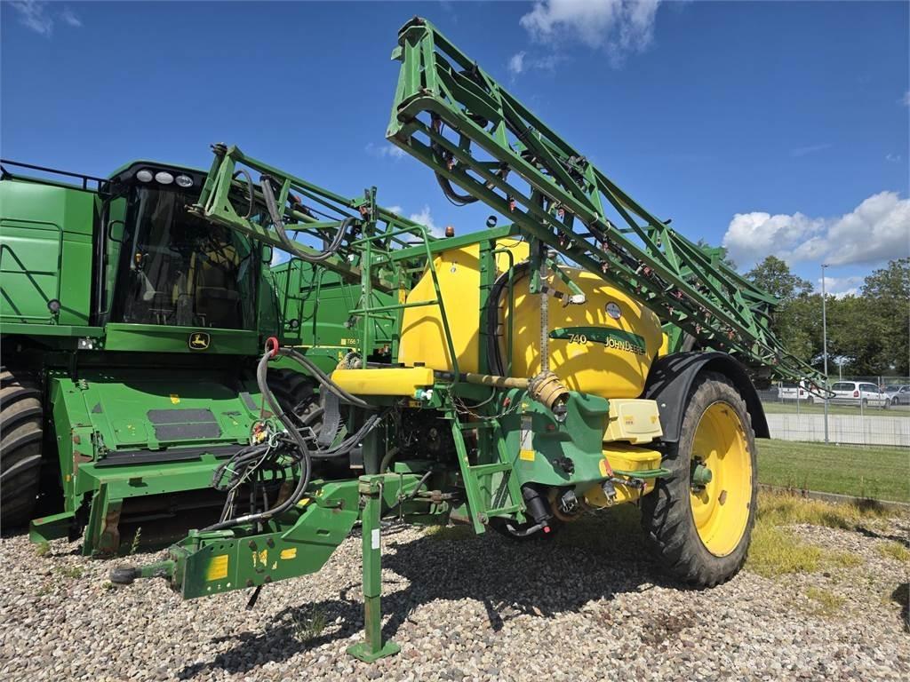 John Deere 740 견인형 분무기