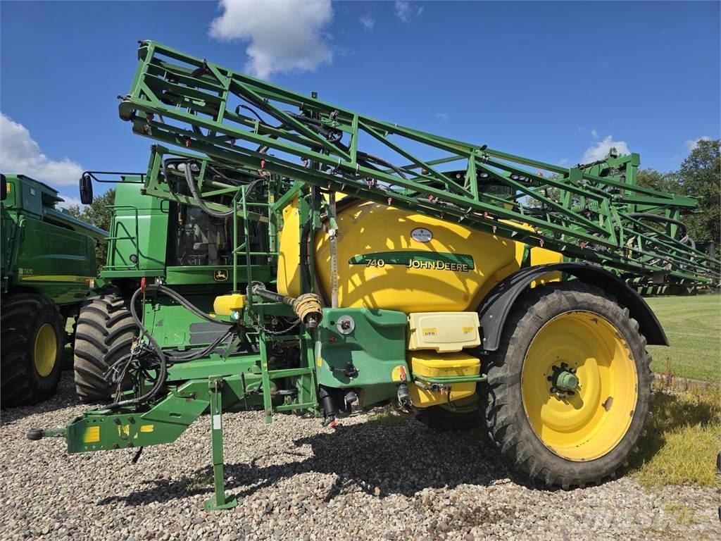 John Deere 740 견인형 분무기