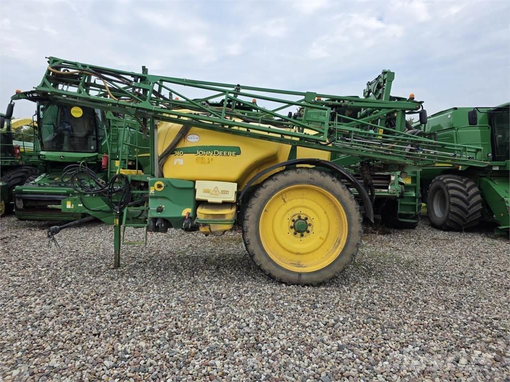John Deere 740 견인형 분무기
