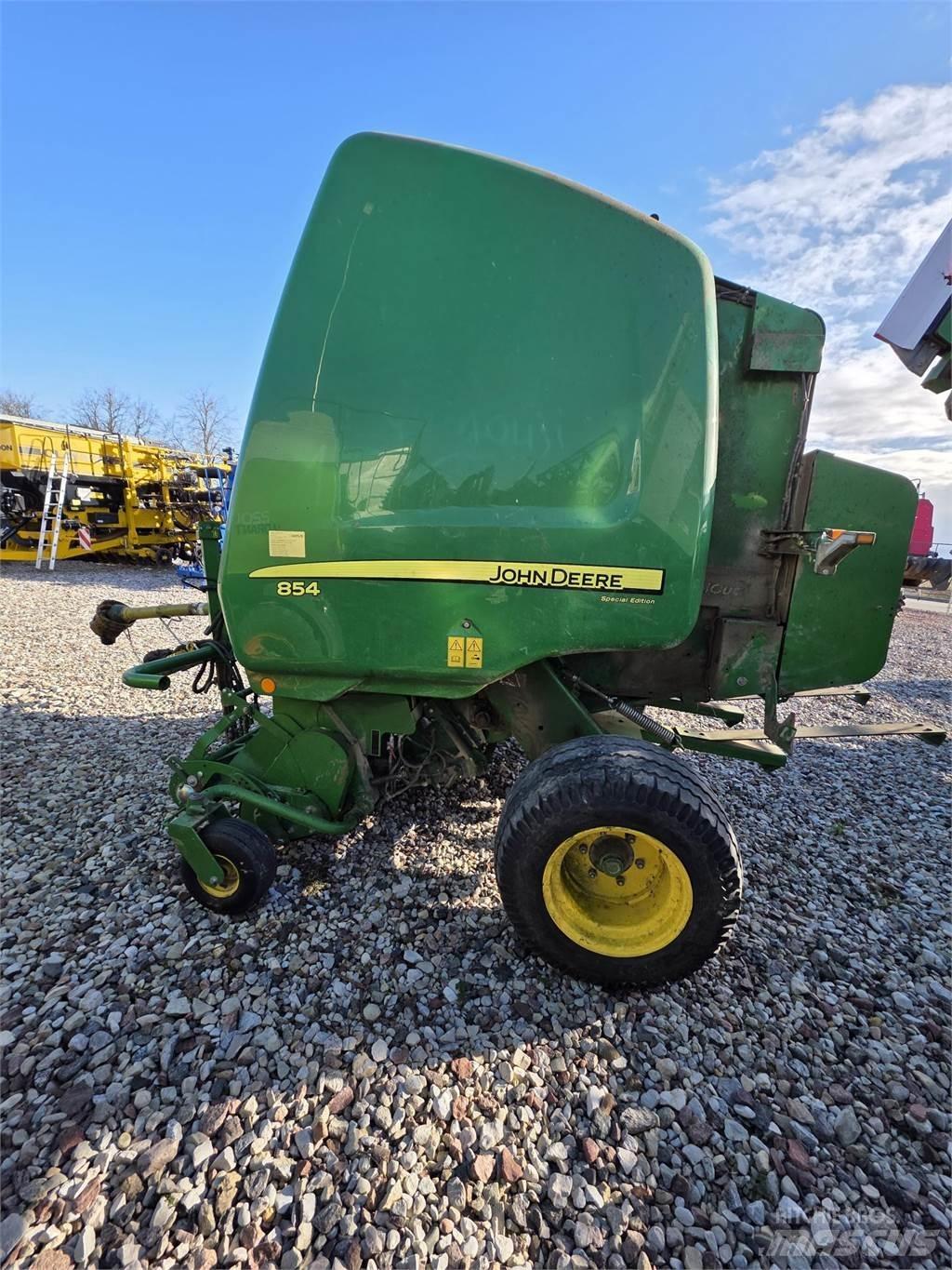 John Deere 854 원형 곤포기