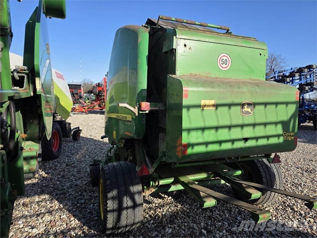 John Deere 854 원형 곤포기