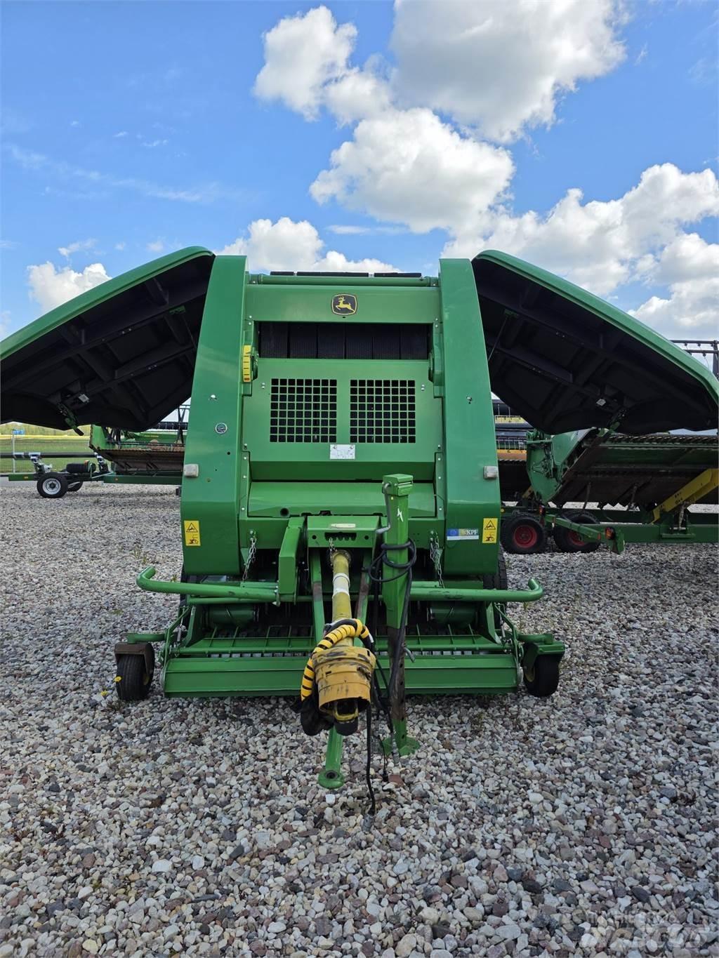 John Deere 854 원형 곤포기