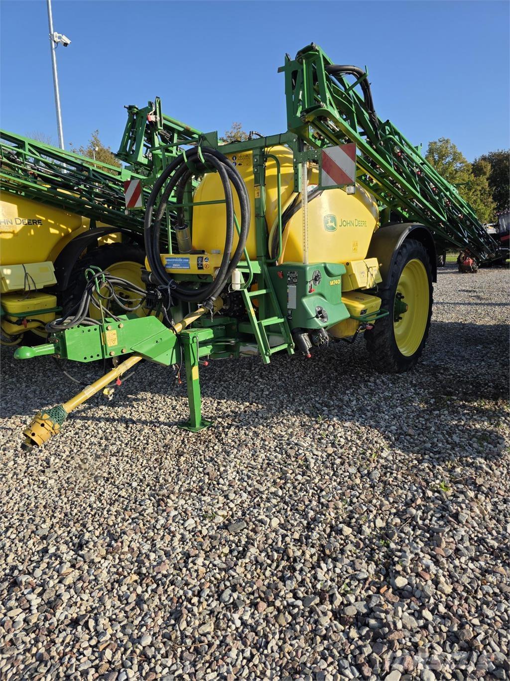 John Deere M740 견인형 분무기