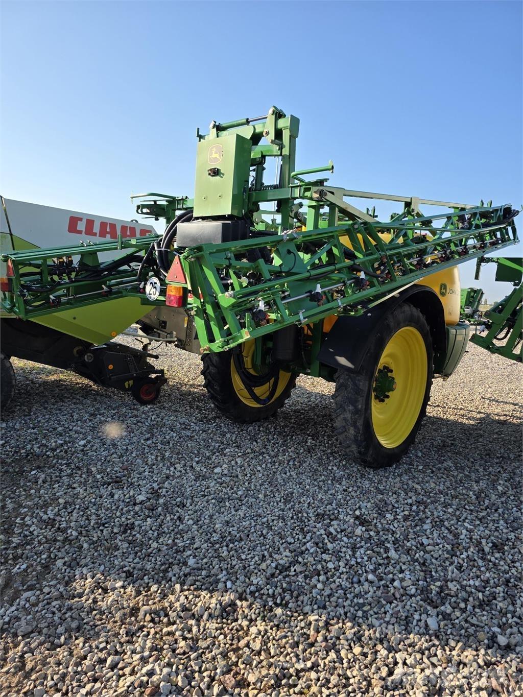 John Deere M740 견인형 분무기