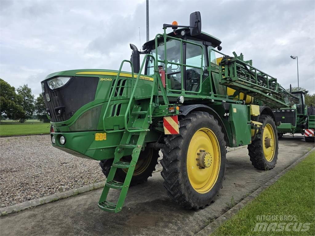 John Deere R4040i 견인형 분무기