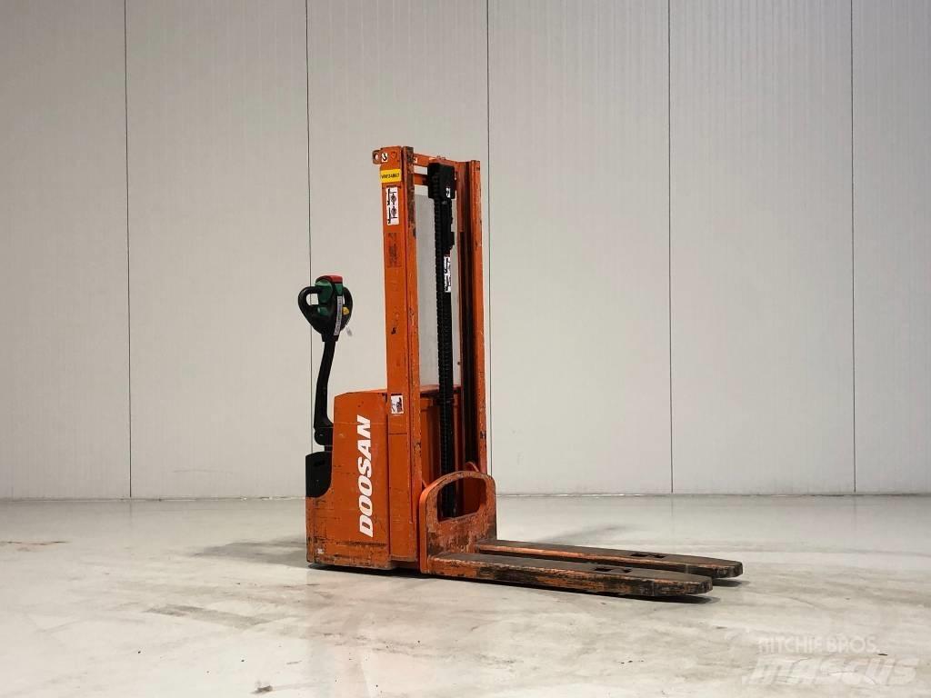 Doosan LEDS12.5C 포크리프트
