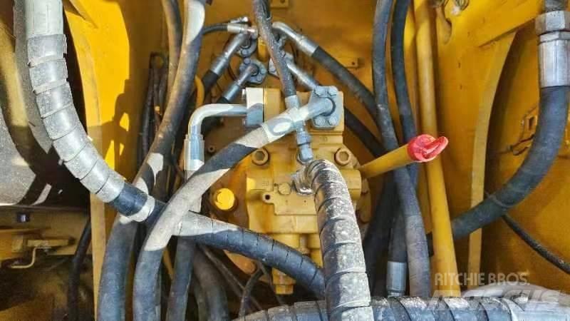 CAT 320 D 2 중형굴삭기 7톤-28톤