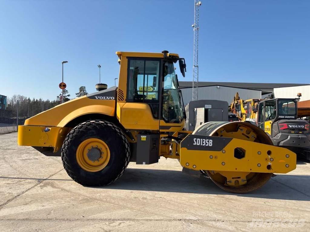 Volvo SD 135 B 싱글 드럼 롤러