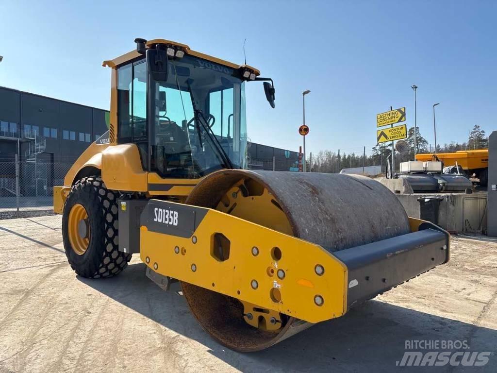 Volvo SD 135 B 싱글 드럼 롤러