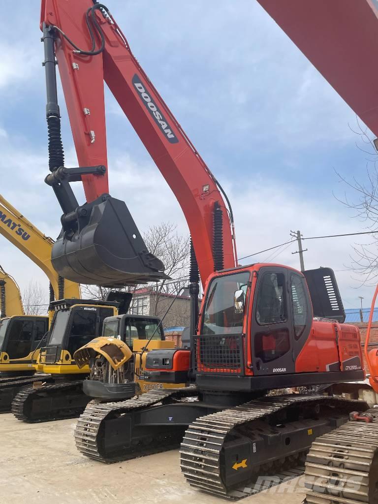 Doosan DX 225 대형 굴삭기 29톤 이상