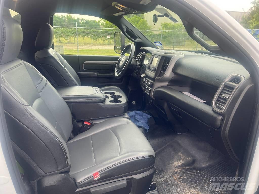 RAM 5500 플랫베드/드롭사이드 트럭