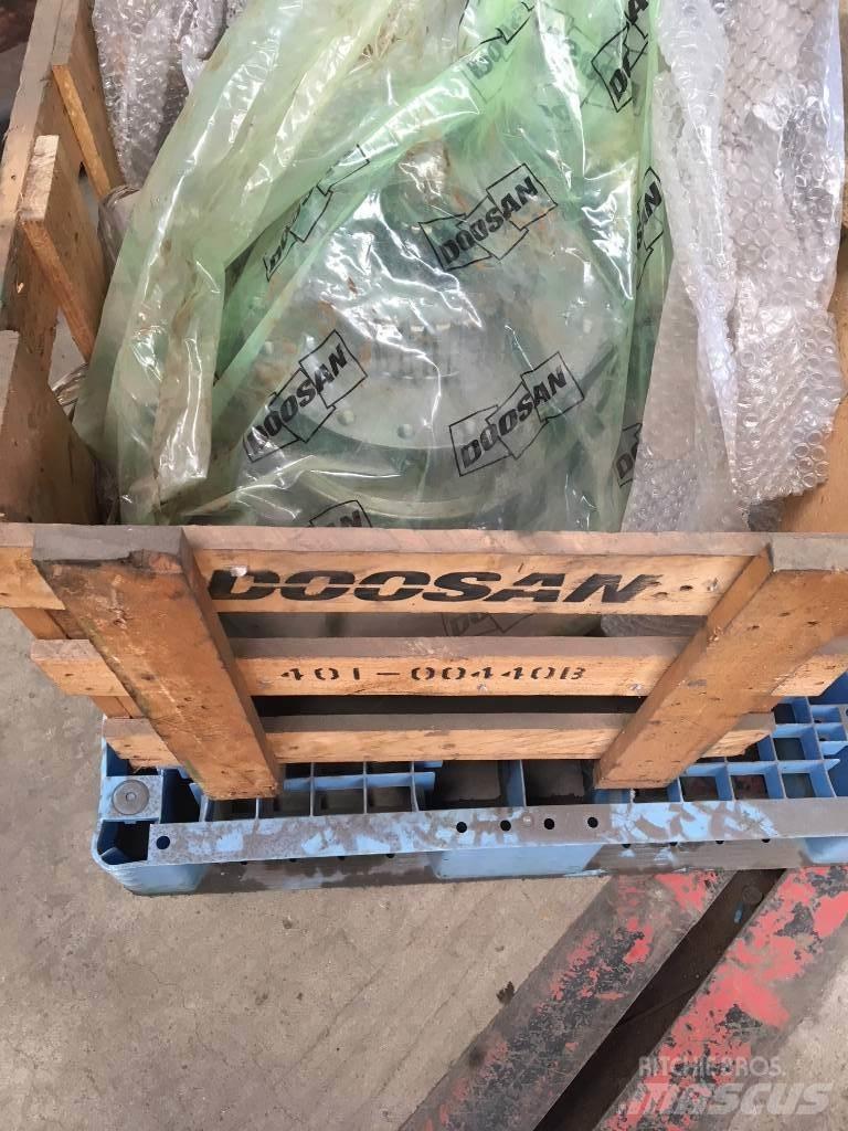 Doosan DX 300 대형 굴삭기 29톤 이상