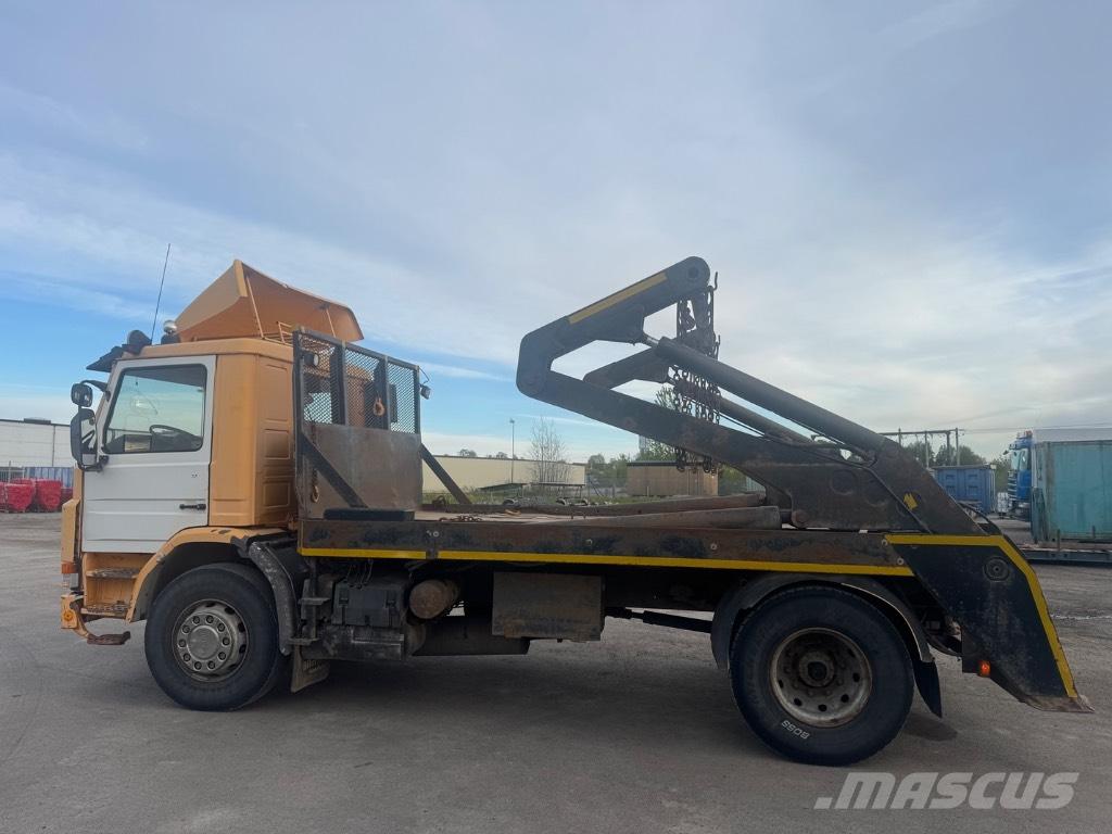 Scania P 82 H 스킵 로더 트럭