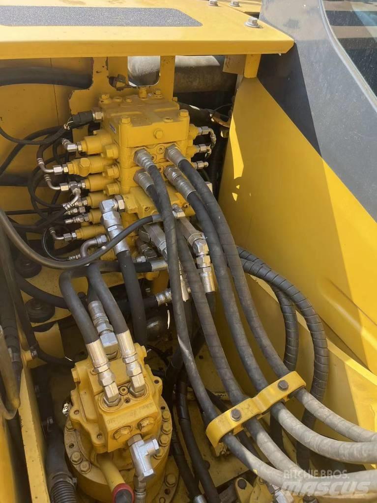 Komatsu PC 130-8 중형굴삭기 7톤-28톤