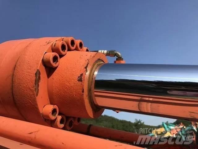 Hitachi ZX 200 대형 굴삭기 29톤 이상