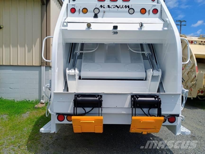 International 7400 폐기물 수거 트럭