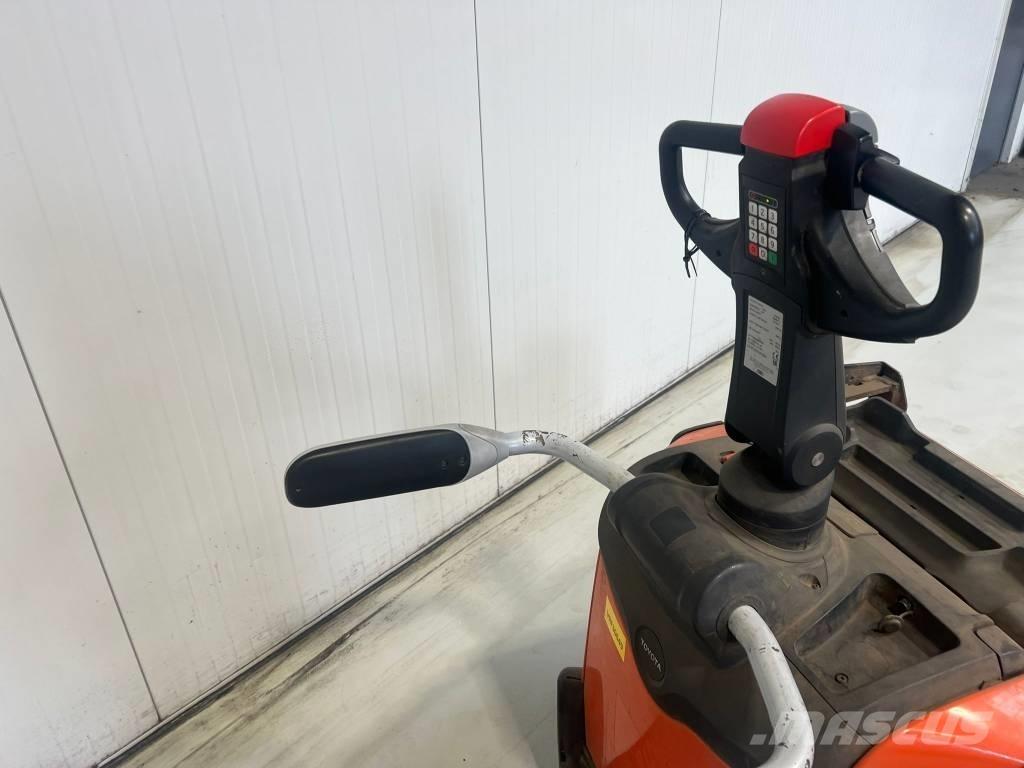 BT LPE250 로우 리프터(승강대 포함)