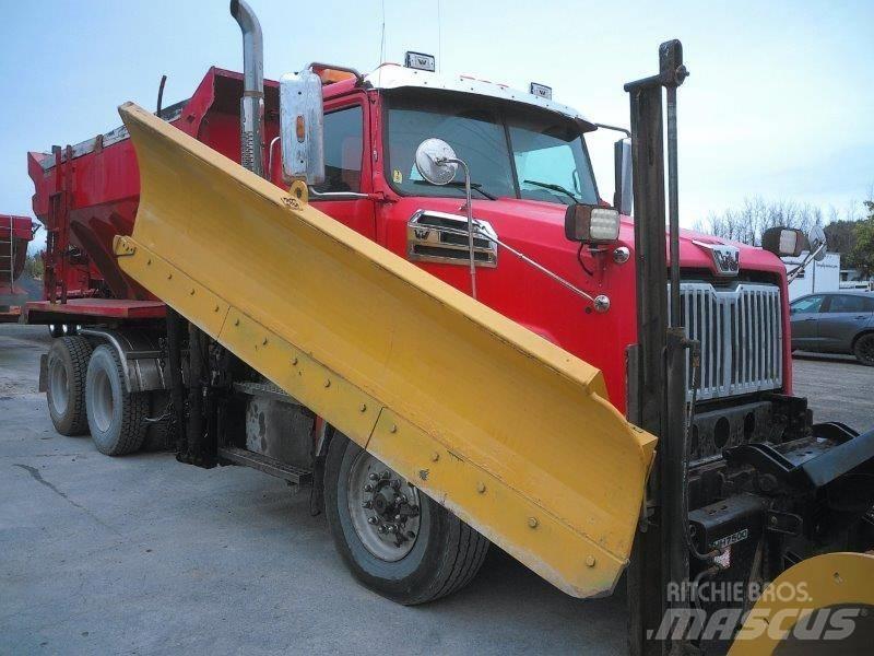 Western Star 4700 SB 제설 블레이드 및 제설기