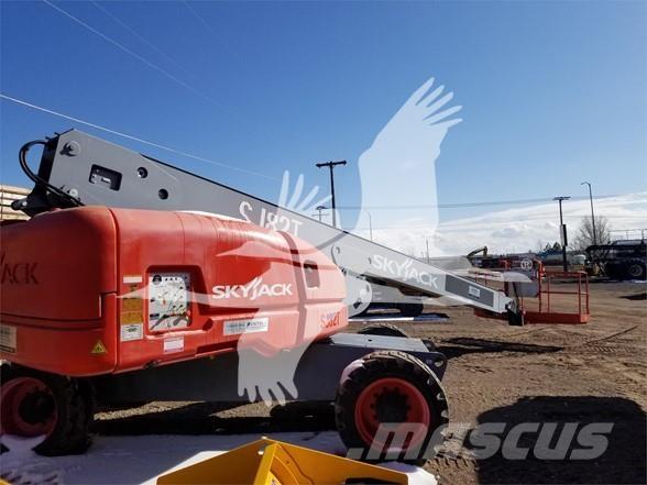 SkyJack SJ82T 견인식 전동이동 리프트