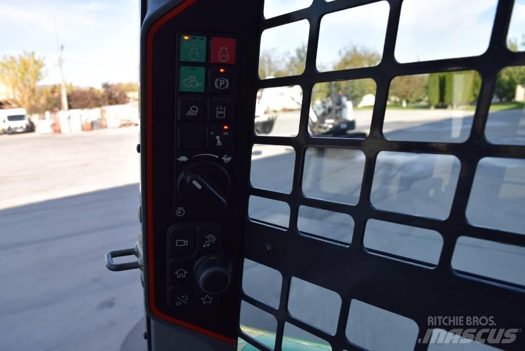 Bobcat T 66  스키드로더