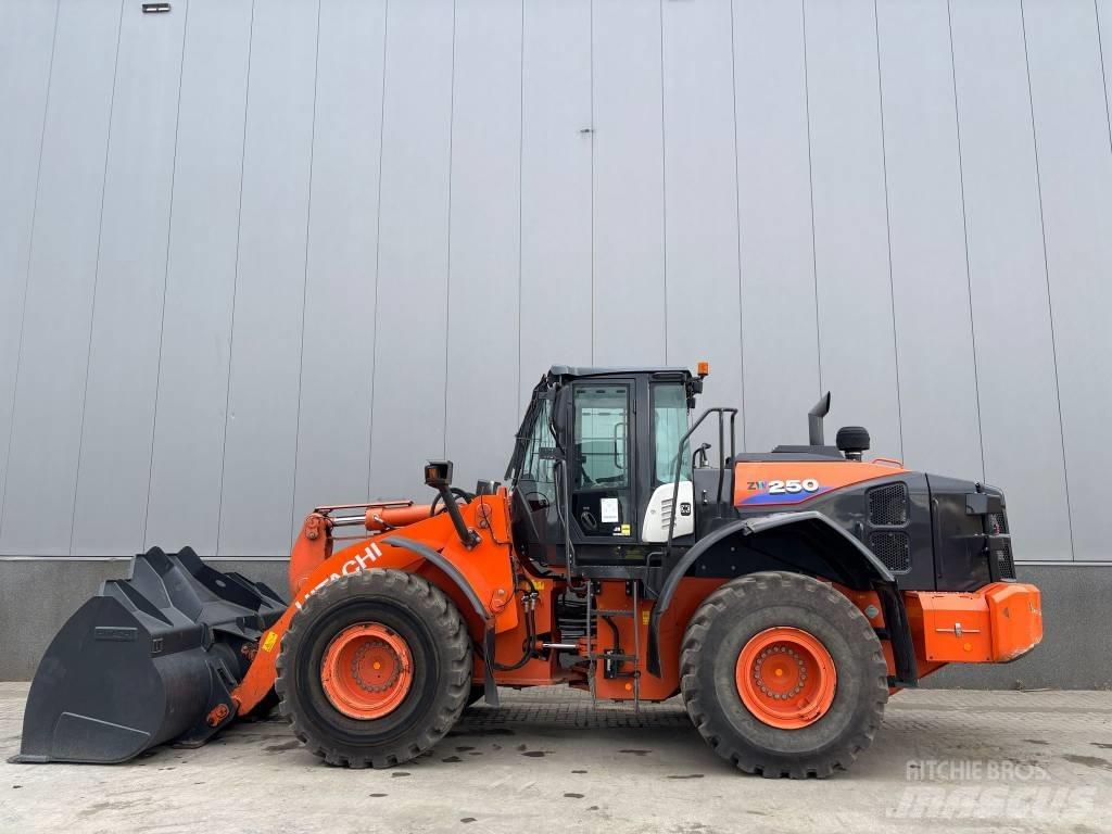 Hitachi ZW 250-6  휠로우더
