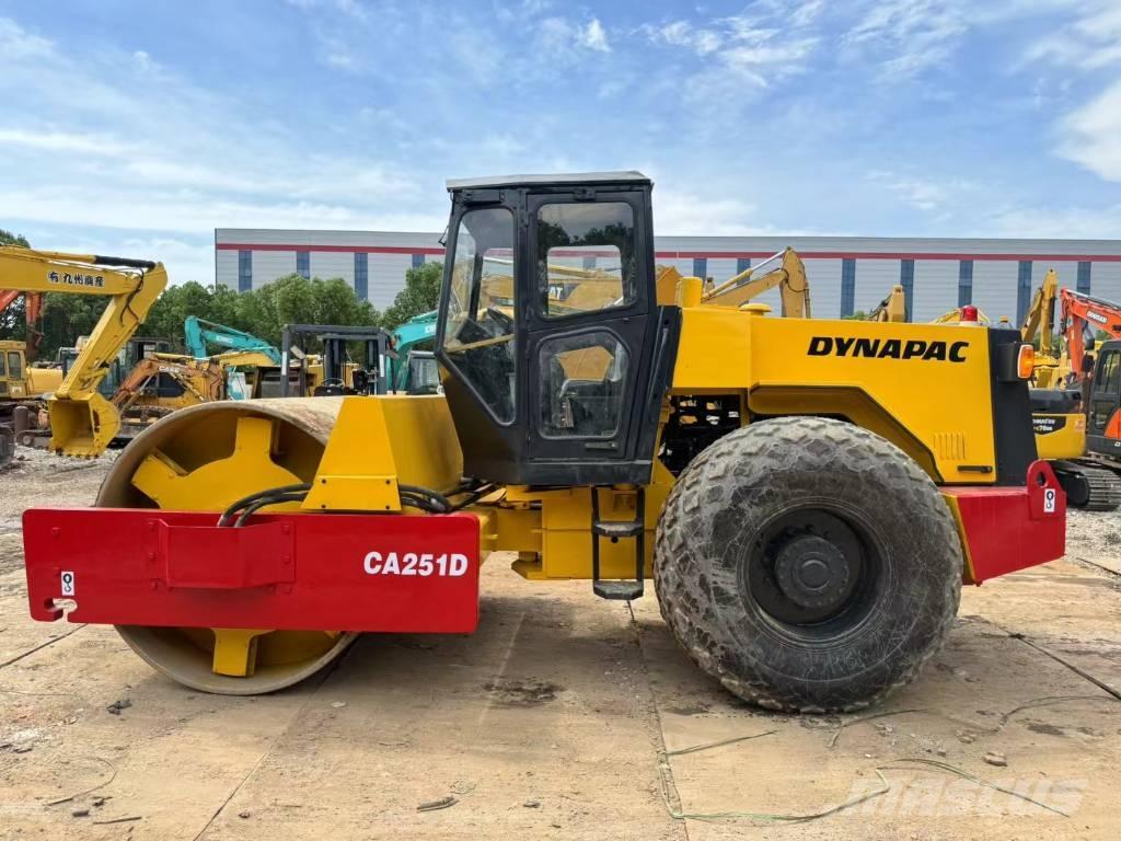 Dynapac CA251D 싱글 드럼 롤러