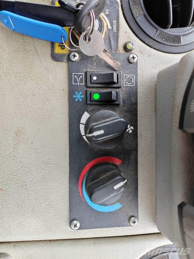 Lännen 8600 E 백호로더