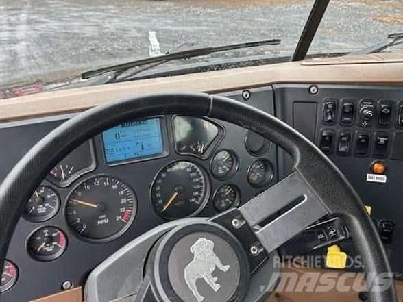 Mack GRANITE GU713 덤프 트럭