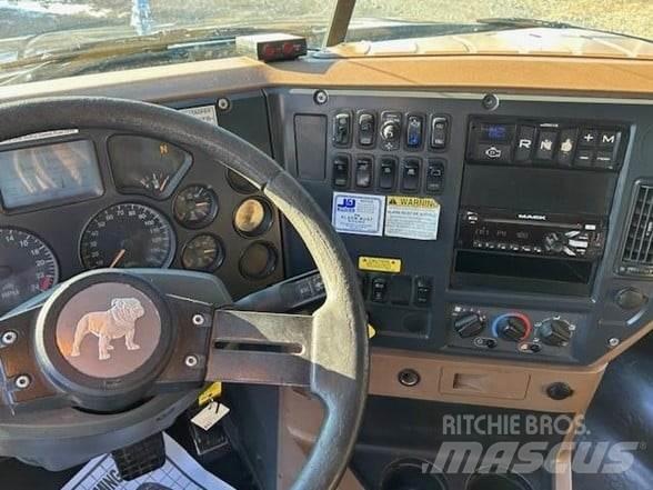 Mack GRANITE GU713 덤프 트럭