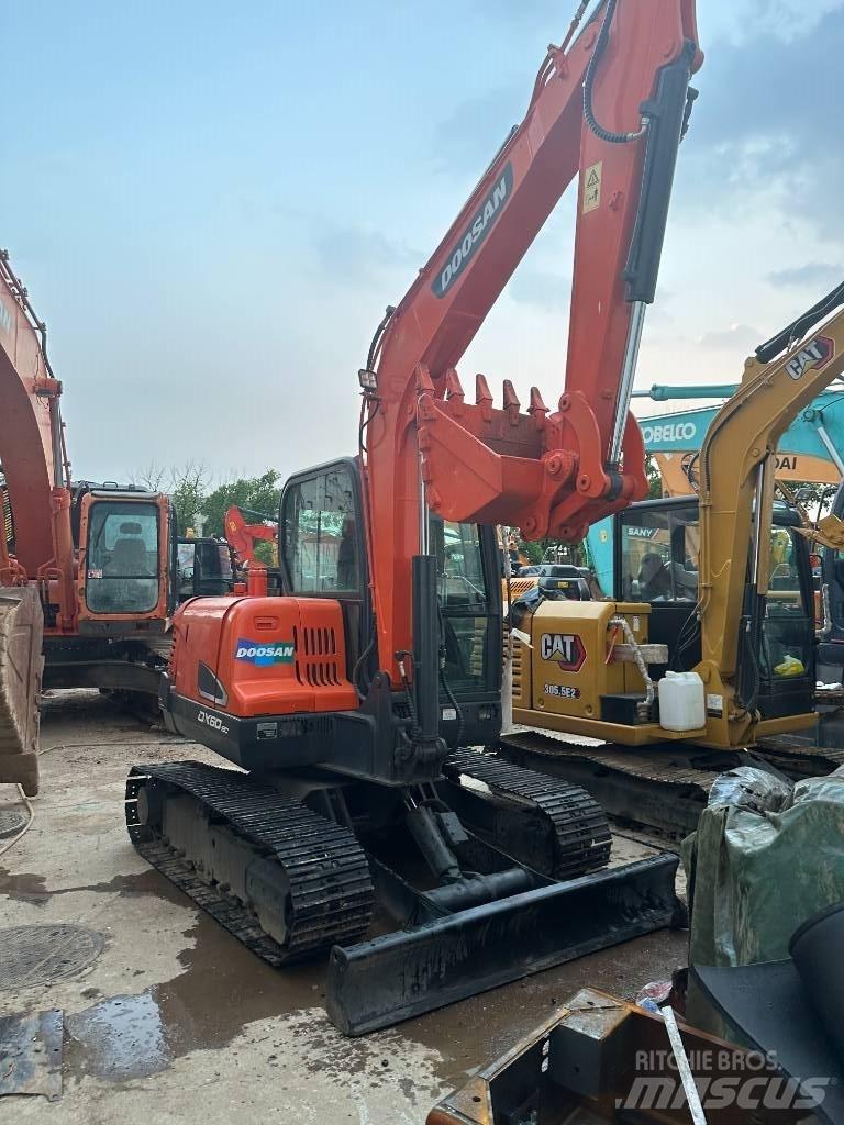 Doosan DX 60 소형 굴삭기 7톤 미만