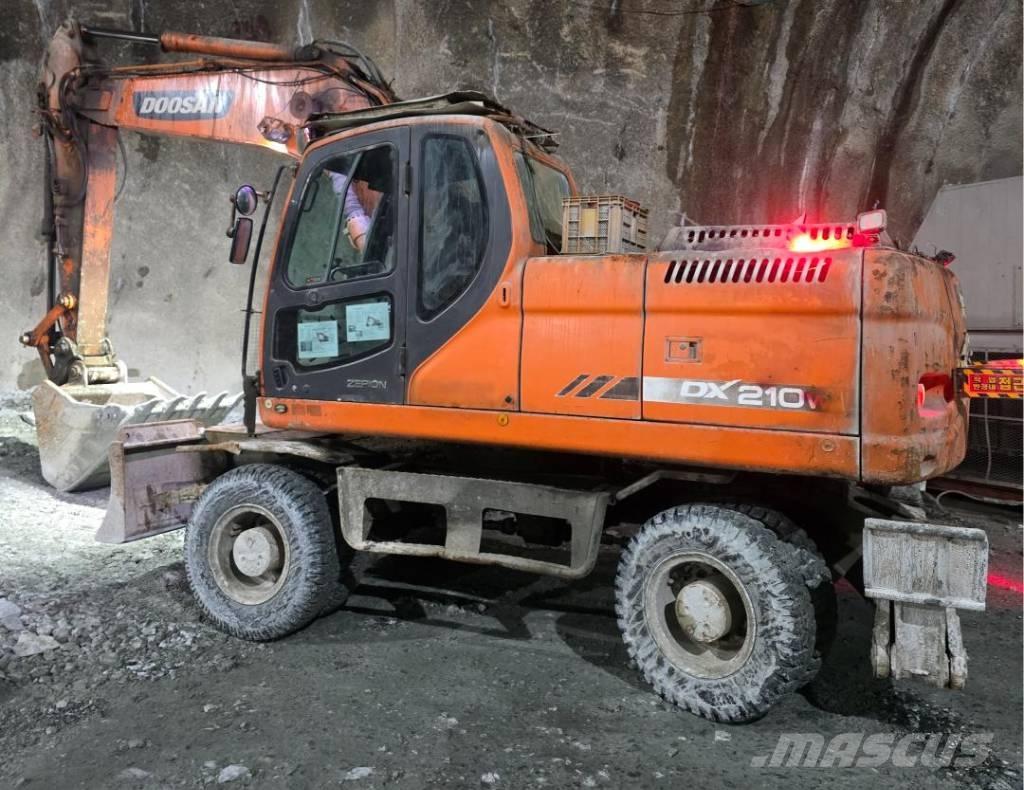 Doosan DX 210 W  휠 굴삭기