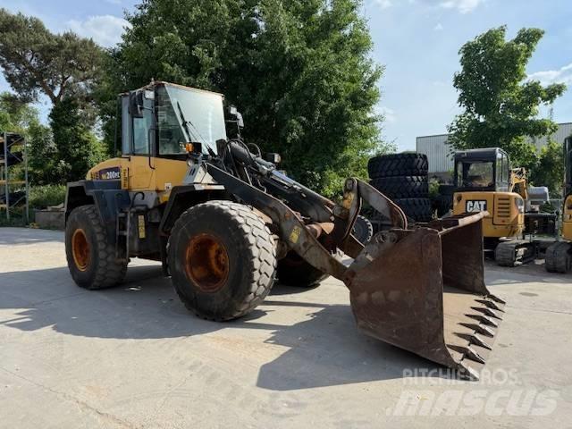 Komatsu WA 200  휠로우더