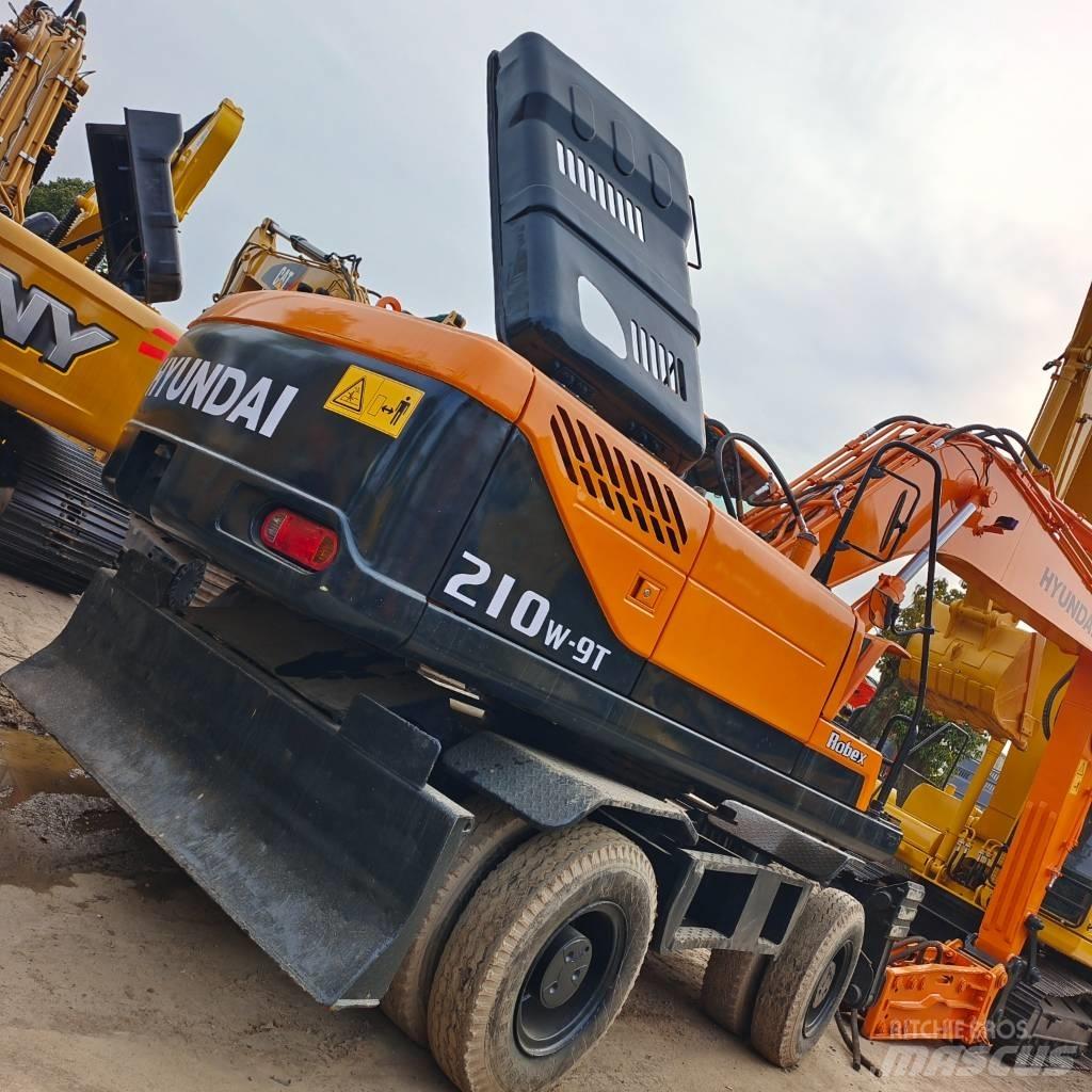 Hyundai 210W-9  휠 굴삭기