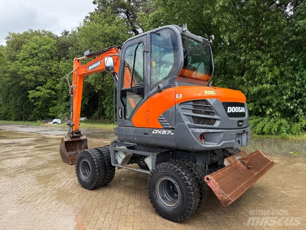 Doosan DX 57 W  휠 굴삭기
