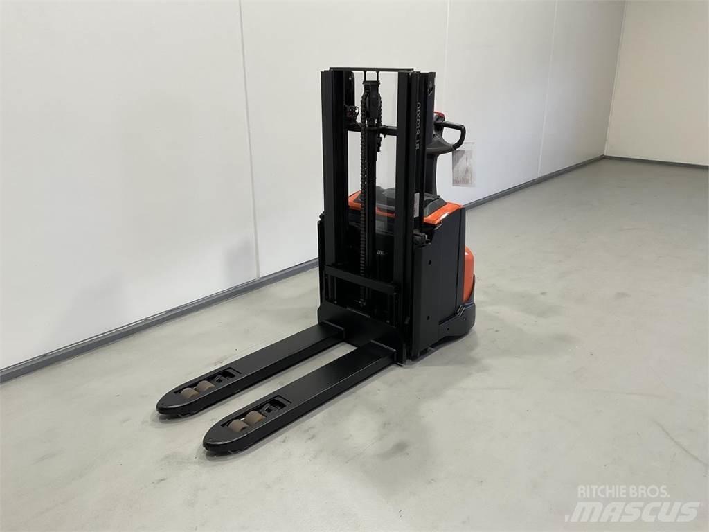 Toyota SWE200D 보행식 리치 지게차