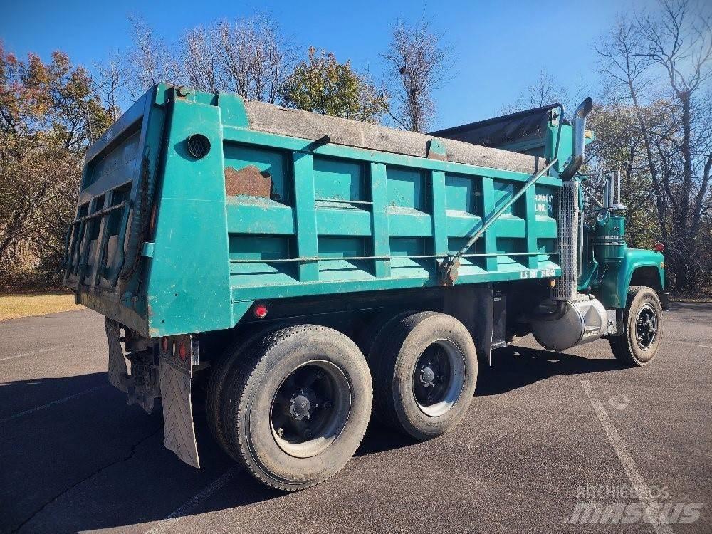 Mack 690S 덤프 트럭