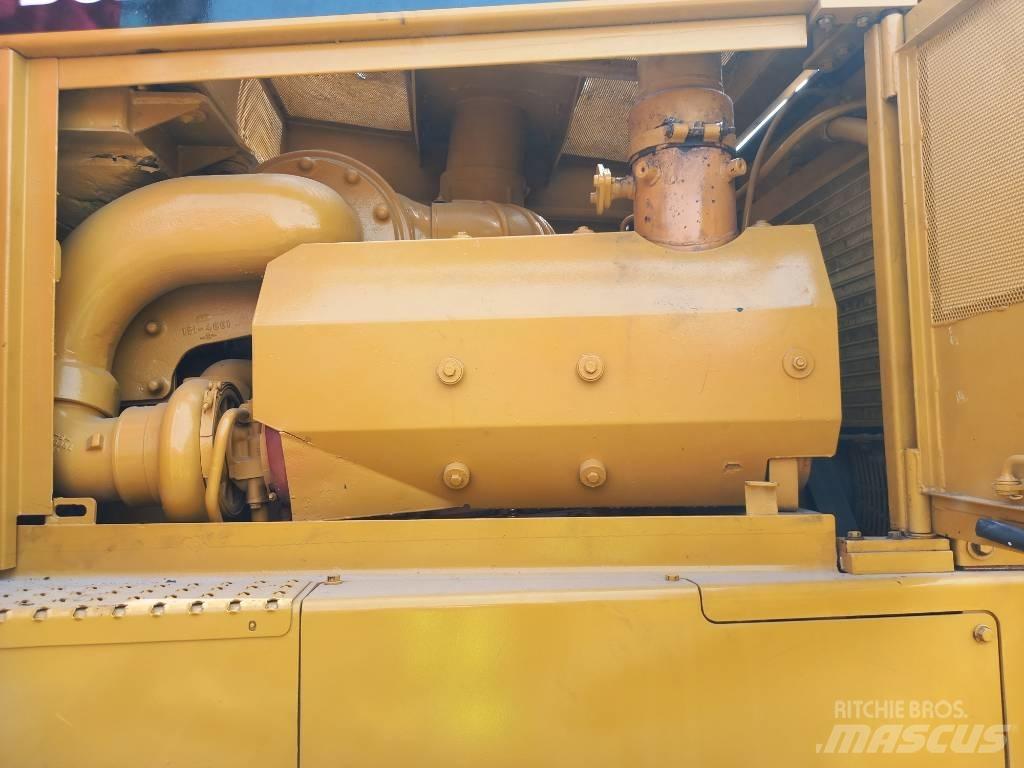 CAT D8R (Abu Dhabi) 크롤러 도저
