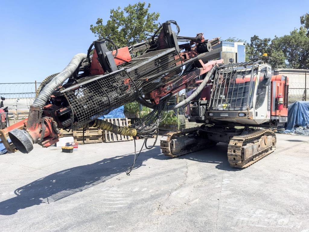 Sandvik DX 800 도로 굴착기