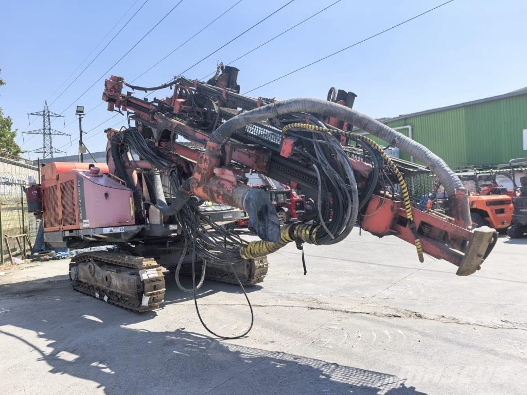 Sandvik DX 800 도로 굴착기