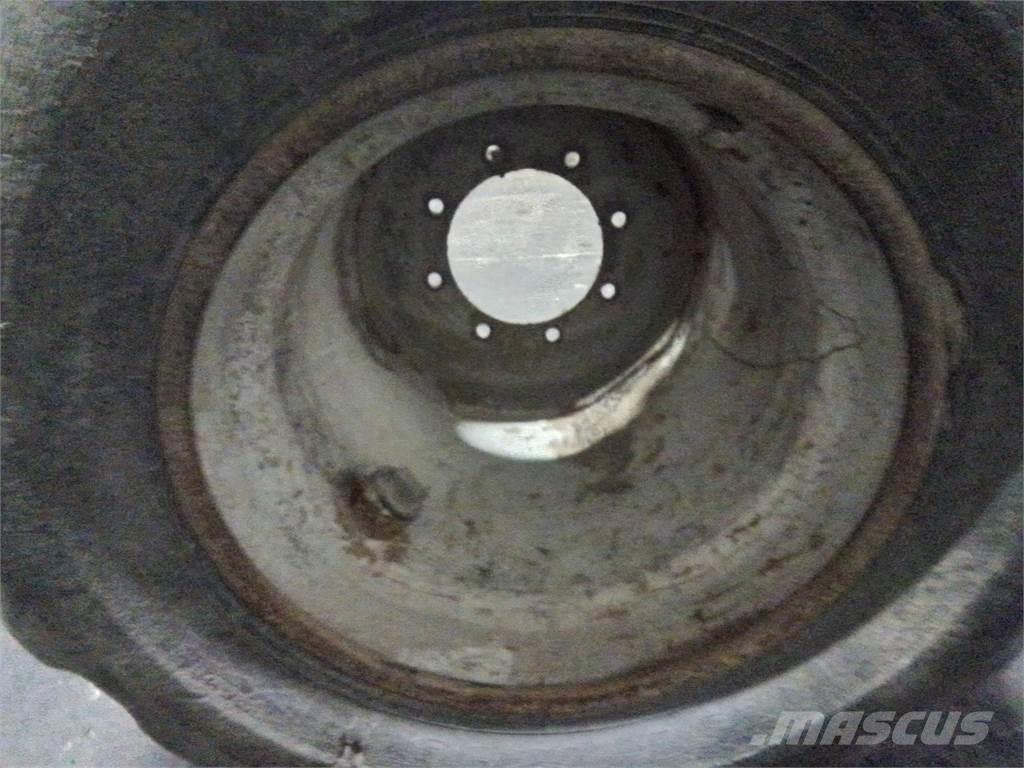 Valmet 820 24x22,5 타이어, 휠 및 림