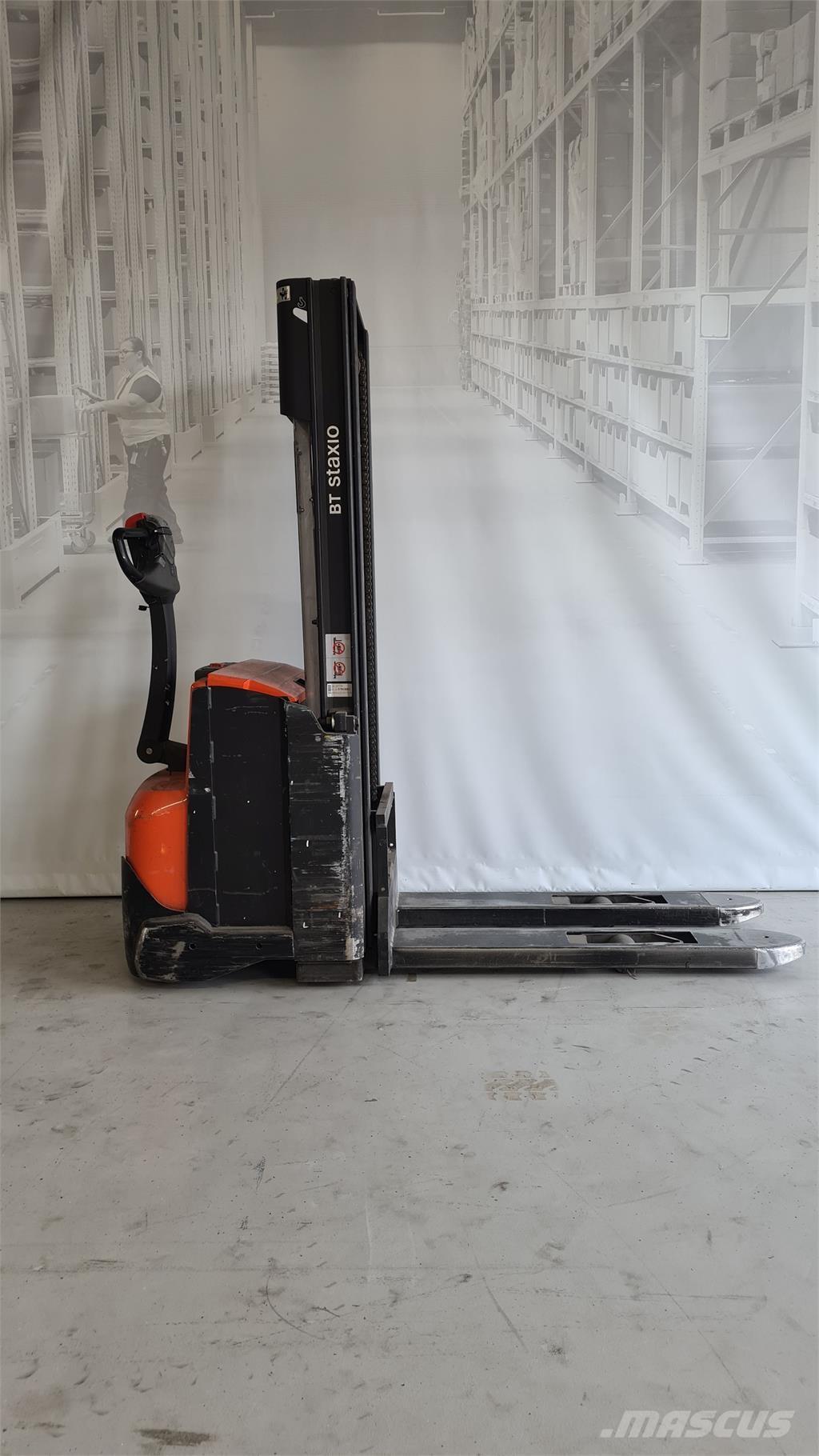 Toyota SWE120 보행식 리치 지게차