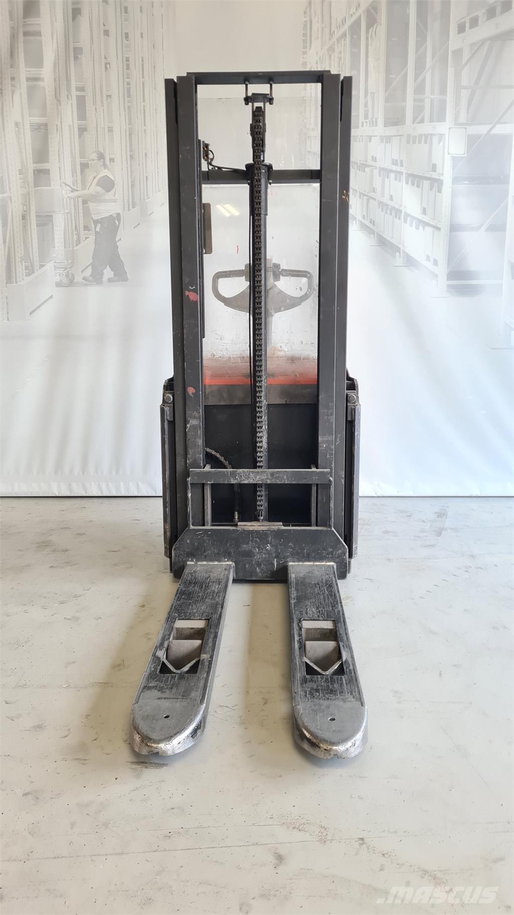 Toyota SWE120 보행식 리치 지게차