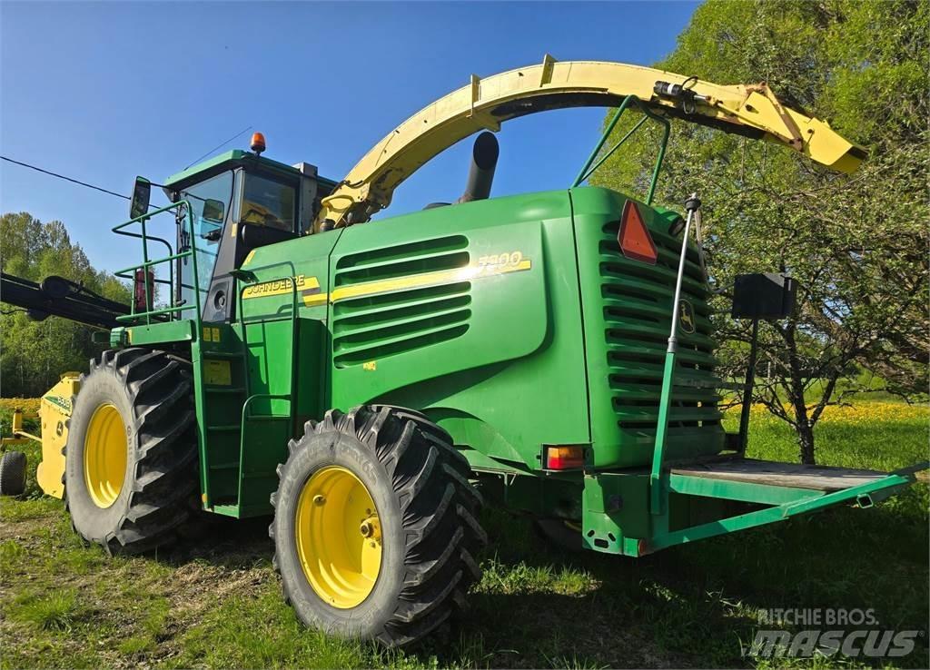 John Deere 7300 자동 초지기계
