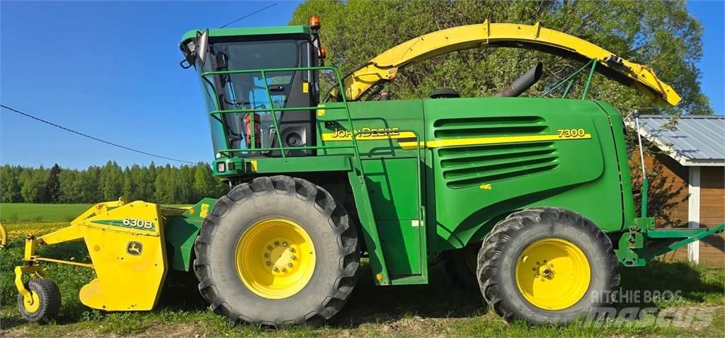 John Deere 7300 자동 초지기계