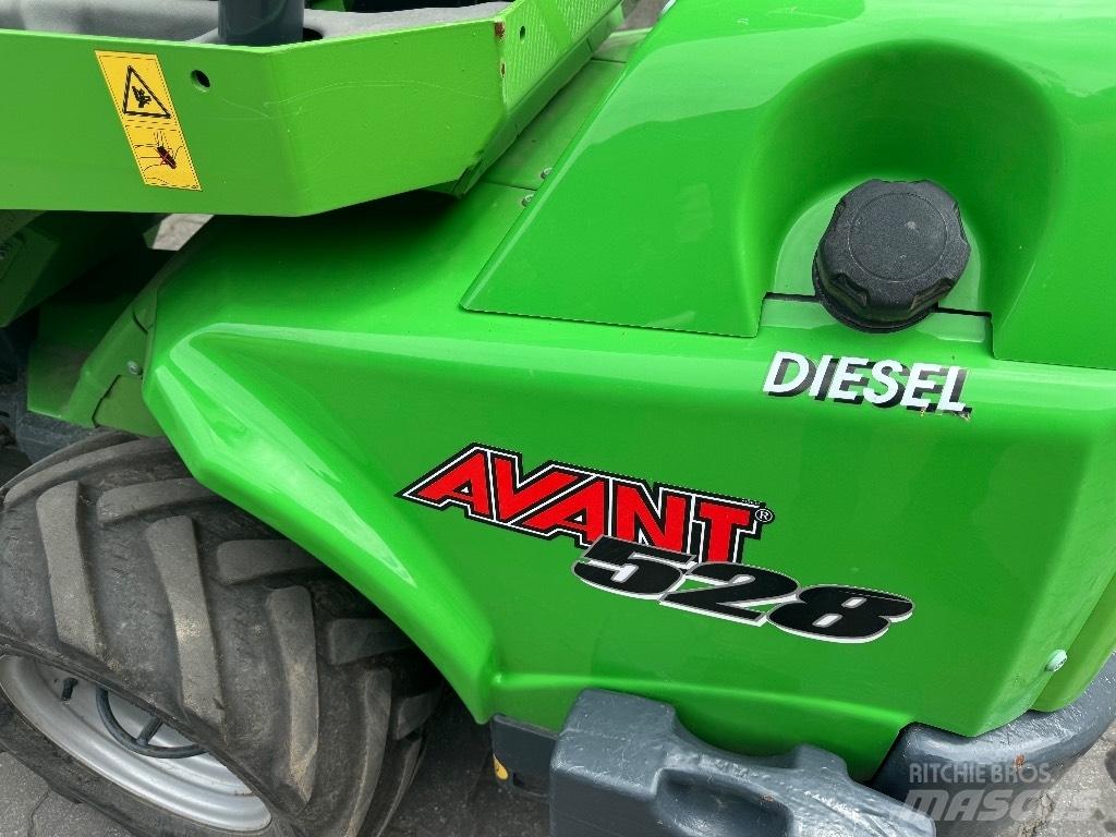 Avant 528 미니 로더