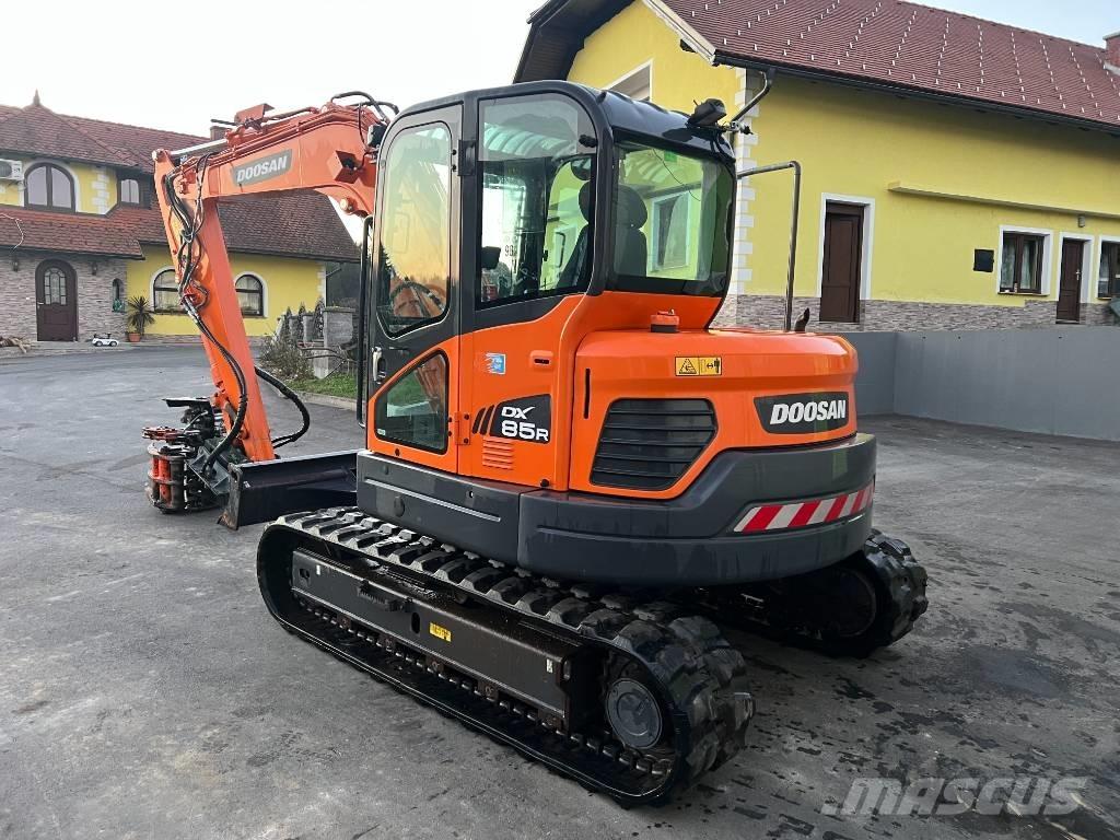 Doosan DX85R-3 중형굴삭기 7톤-28톤