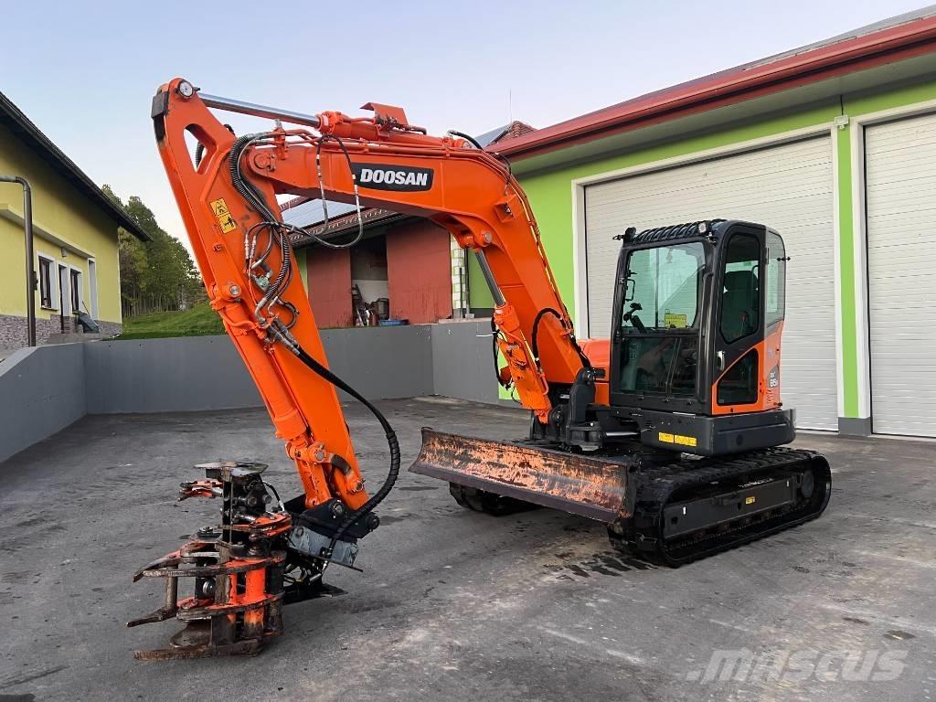 Doosan DX85R-3 중형굴삭기 7톤-28톤