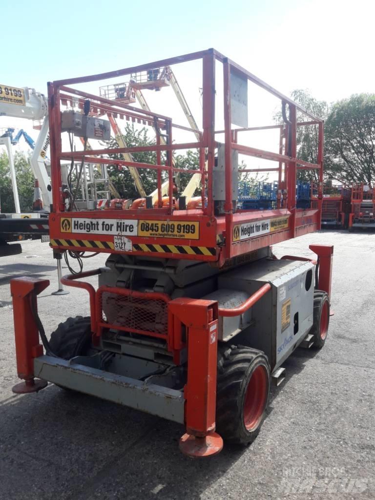 SkyJack SJ 6832 RT 가위형 리프트